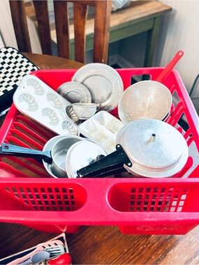 Child’s vintage dish strainer with vintage metal dishes.